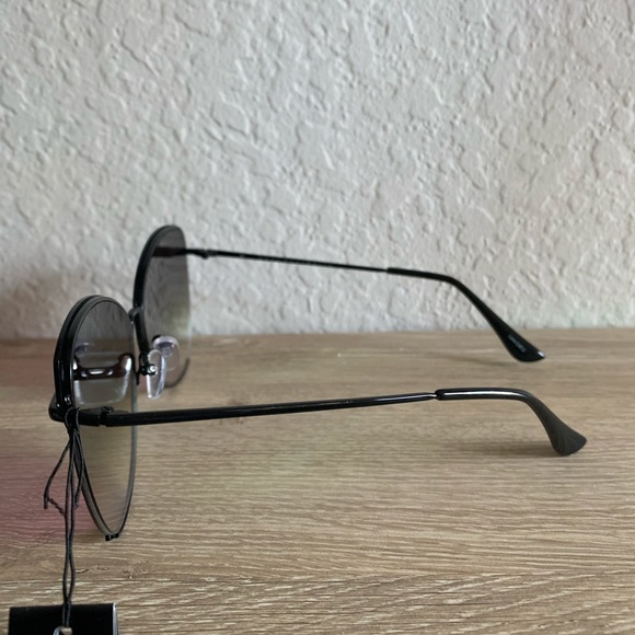 Quay Dusk to Dawn Sunglasses - Picture 5 of 7